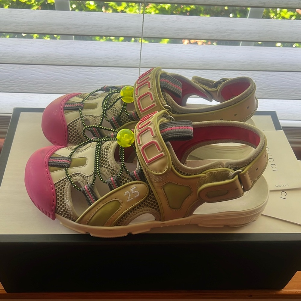 Gucci shoes size 9 like brand new